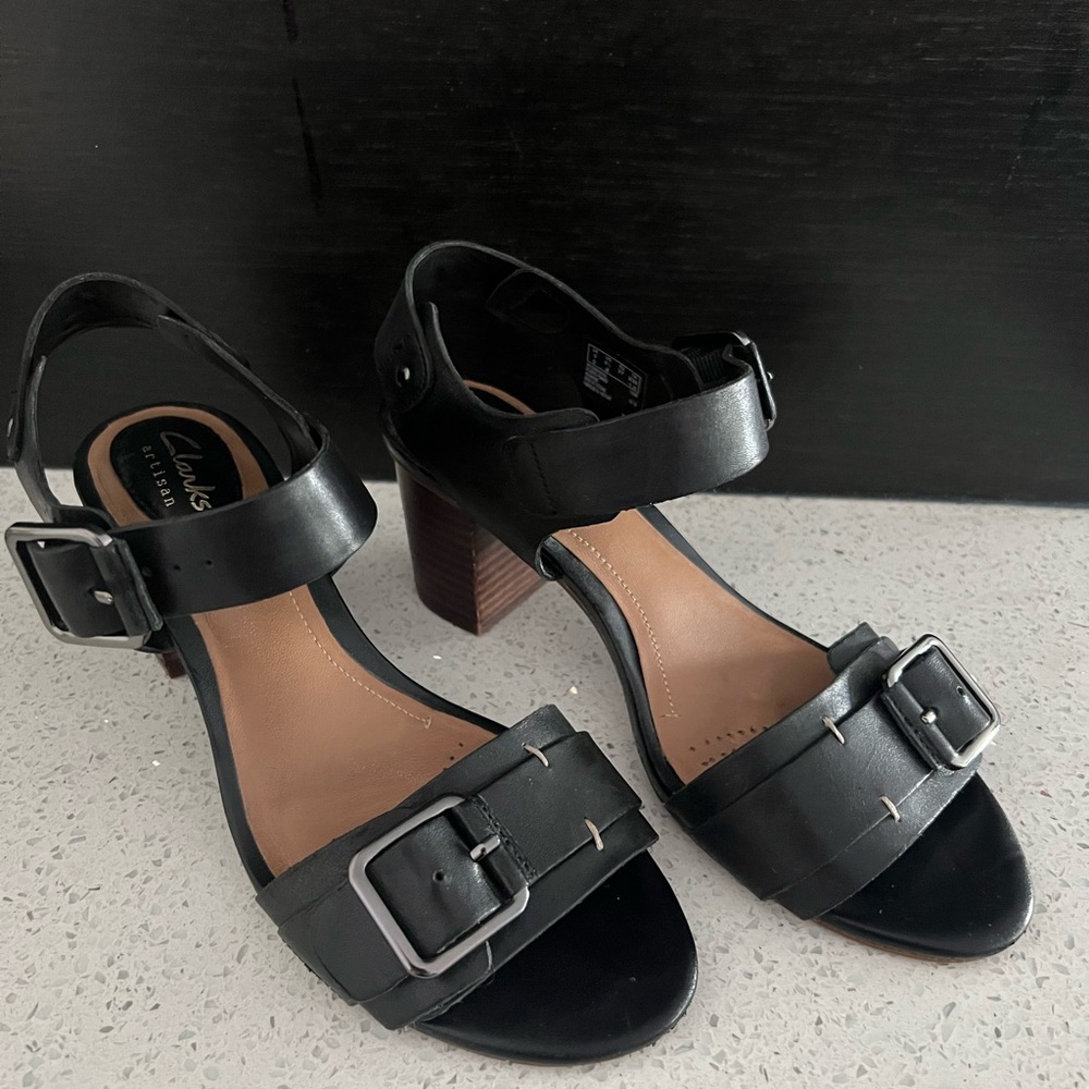 Clark’s Artisian black leather sandals size 6.5 perfect summer shoes